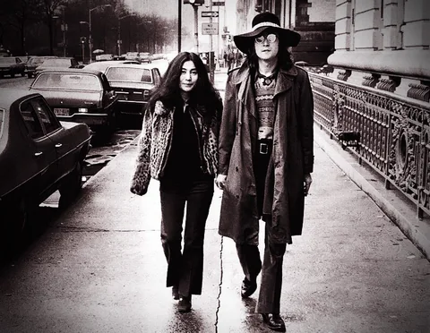 JOHN LENNON 与 YOKO ONO。我把这幅影像留在 IMAGINE 旁边。